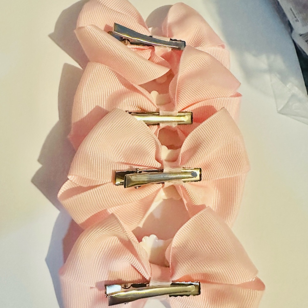 4 Hello Kitty Bow Hair Clips (Light Pink) - Picture 2 of 2
